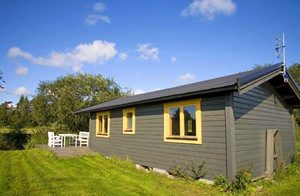  I idylliske omgivelser blandt heste og kaniner ligger Gangvide gård med overnatningsmuligheder i de 6 huse S42033-S42037+S42118. Her findes det meste - både ro og afslapning, men også masser af ti ...