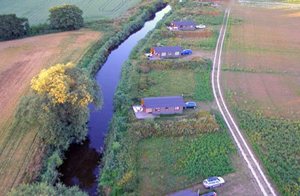  I idylliske omgivelser blandt heste og kaniner ligger Gangvide gård med overnatningsmuligheder i de 6 huse S42033-S42037+S42118. Her findes det meste - både ro og afslapning, men også masser af ti ...