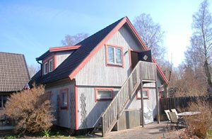  Hyggelig ferielejlighed på 1. sal med en god indretning og bekvemmelige møbler. En af Gotlands bedste strande, Tofta, ligger i nærheden. Visby 20 km. ...