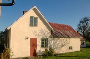  Landligt beliggende hus, en fløjbygning tæt ved husejers bolig. Dyr på gården. Roligt og adskilt i afstressende milø, mulighed for gåture og udflugter på Tjelvars Ø. ...