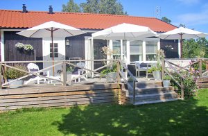  Hytte på nordøstre Gotland ved Hideviken, kun 300 m fra børnevenlig sandstrand. Der er en meget fin golfbane, restaurant og seværdigheder. Moderne og veludstyret feriebolig med behagelige møbler ...