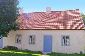 Renoveret sidebygning på smuk gård med aktivt landbrug. Stilfuld indretning og god standard. Stor egen grund bag huset. Central beliggenhed på øen i livligt landbosamfund. ...