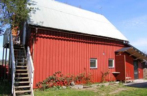  Rummeligt hus med stor stue på overetagen. Centralt beliggende på Gotland. Et godt udgangspunkt for udflugter over hele øen. S42122 ligger på samme grund, vaskehus deles. ...