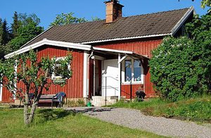 Fredeligt beliggende gårdhus midt i Sörmland med vildmark og vandresti lige om hjørnet. Smuk udsigt over enge og sø. Flot såvel ude som inde. Børnevenlig sandstrand. Ikke-rygerhus. ...