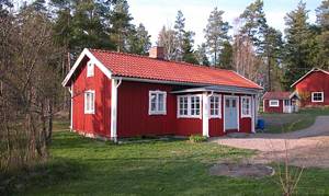  I hjertet af Sörmland ligger denne renoverede hytte med store græsplæner og frugttræer. Brændeovn i stuen. Toge i pendulfart til Stockholm, ca. 40 min. KUN FAMILIER. ...