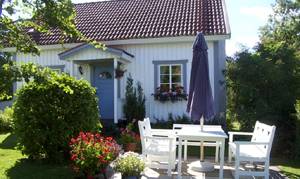  Denne hyggelige fløjbygning ligger i smukke, landlige omgivelser. Tæt ved badning, fiskemuligheder, ridning, cykelruter, shopping og dyrepark. ...