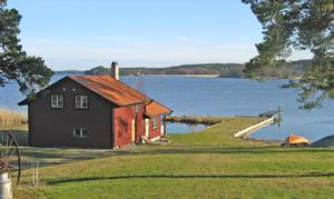  Feriehus ved Mälarens strand. Der er en pragtfuld brændeovn i stuen og en stor sydvendt terrasse med panoramaudsigt over søen. Friske grøntsager kan købes på gården. ...