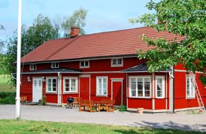 I landlige omgivelser ved søen Åsten ligger dette rummelige lejlighed, istandsat med bl.a. trægulve og den gamle charme bevaret. Badeværelse med gulvvarme. Parabol. Ved stranden er der en herlig ...