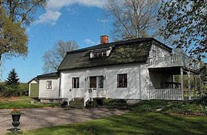  Renoveret sidebygning på smuk herregård i Sörmland. Økologisk gård med blandt andet malkekvæg og heste. Nær Sörmlandsleden. Gode bær- og svampemarkeder. Brænde inkl. Vildmarkspool til 7 per ...