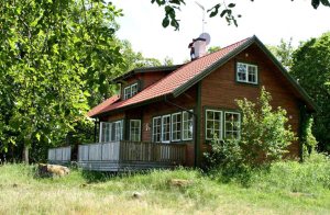  Dette velholdte hus med meget plads og en flot pejs ligger på en odde i søen Mälaren. Udsigt til søen fra alle værelser. Nær et fredet område med gode vandremuligheder. Stor, delvis overdække ...