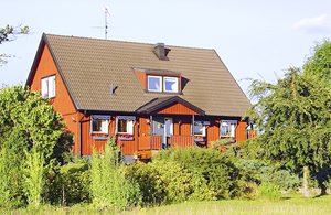  Rummeligt hus på egen odde og med panoramaudsigt over søen Mälaren. Stor stue med pejs. Altan og terrasse mod søen. Sauna med bruser i kælderen. Egen bro. Frit fiskeri. ...