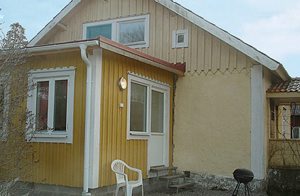  Hyggeligt, renoveret feriehytte med en skøn panoramaudsigt over Kåtorpssjön. Terrassen vender mod søen. Stor græsplæne ti leg og boldspil. Gode fiskemuligheder i søen. Vildtområde og i nærhe ...