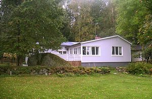 Et rummeligt hus ved søen Hjälmaren. Ved huset findes både en åben og overdækket, sydvendt terrasse, samt en pergola ved stranden. Gratis fiskeri i søen. Gode vandrestier med mange bær og svam ...