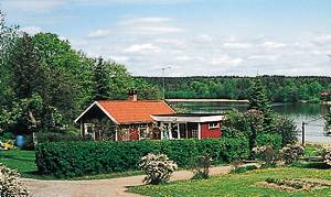  Højt og dejligt beliggende feriehus med udendørs, sydvendt opholddssted. Der er en dejlig badestrand med bro. Ingen døre i huset.. ...