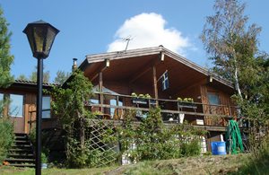 Højt og flot beliggende hus med sydvendt terrasse. Sandstrand og badebro. Gode fiskemuligheder. Ikke-ryger. Ingen døre i huset! ...