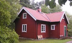  Dette dejlige bjælkehus, bygget efter gamle traditioner, ligger højt ved Muskan sø, som I kan gå rundt om. Bådudlejning 9 km. Stockholm 50 km. . ...