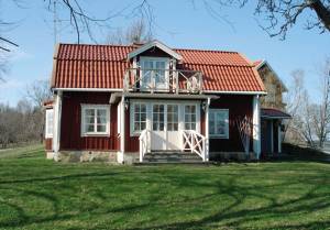 På en egen stor ø 100 m fra fastlandet ligger dette dejlige hus med gamle aner. I kan kun forlade øen med en robåd, evt. med en lejet motor. Herlig panoramaudsigt over Mälaren. Store græsareale ...