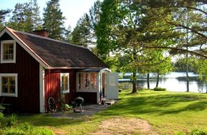  Dejligt hus ved Gälkhyttedammens strandbred. Terrasse med panoramaudsigt over søen. Robåd og kano til rådighed. Nær havet og Nyköping med seværdigheder og fine restauranter. Toilettet er biolo ...