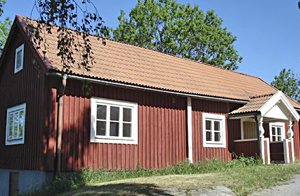  Feriehus med en hyggelig og landlig beliggenhed kun 10 km fra Stockholm. Anneks med tekøkken. Malkekøer på gården. Nær et naturreservat med tre søer. ...