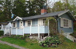  Renoveret feriehus med en hyggelig pejs i stuen. Stor, åben terrasse mod syd. Dejlig, børnevenlig strand. Gode forbindelser til Stockholm. ...