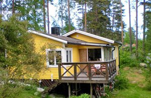  Hyggeligt hus i åben planløsning. Store terrasser med morgen- og aftensol. Nær havet med god sandstrand. Gode vandreområder. Tæt ved Skavsta lufthavn. ...