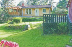 Hyggeligt hus på en stor, smuk grund i Öbolandet i Trosa. Stor overdækket terrasse med infrarød varme. Annex med eget tekøkken og terrasse. Tæt ved idylliske Trosa med flere slotte, seværdighe ...
