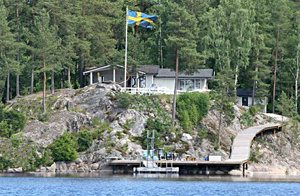 Godt, velholdt hus i smukt miljø. Vestvendt, overdækket terrasse med solnedgange over Foxen sø. Område rigt på bær, svampe og vildt. Egen bro med trampolin. ...