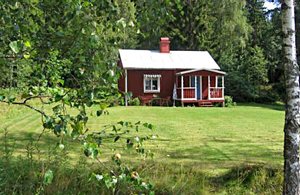 Enkelt hus, ligger ugenert nær skov og bærområde. Koldt vand hentes uden for huset. Transportabel campingbruser på grunden. Tørkloset 20 m. Kano kan lejes. ...