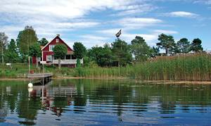  Dejligt, renoveret skærgårdshus på en ø i Dalslands kanal. Panoramaudsigt på tre sider. To motorbåde for transport inklusive. Brændeopvarmet sauna. Velegnet for 2-3 familier. Parkering på fas ...