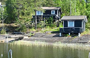  Herligt feriehus med panoramaudsigt over Svanefjorden og Dalslands kanal. Egen bro og strand med klipper. Båd og motor kan lejes. ...
