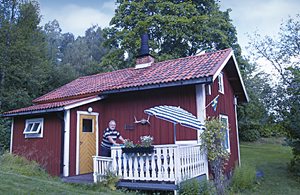  Lille, møbleret feriehus til to-tre personer. Det ligger i område med meget vildt. Tæt på sø. Rygning forbudt. Kristinehamn: 25 km. ...