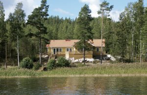 Smukt, nybygget hus direkte ved Vänern. Fantastisk udsigt fra køkkenet og stuen, hvor I kan se ud over Vänerns glitrende vand. Nyd badet i den beskyttede bugt samtidig med at I ser søens frie hor ...