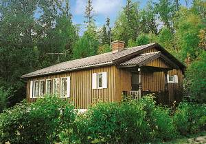 Feriehuset, der ligger højt og i rolige omgivelser, er ca. 500 m. fra søen. To ekstrasenge kan lejes hos udlejeren. 300 m. løjper med aftenbelysning. Der er 4 km. til skicentrum Valfjället. ...