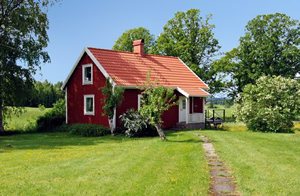  Hyggelig hytte på en hestegård med udsigt over enge og højlandet Kroppefjäll. Stor terrasse med aftensol. ...