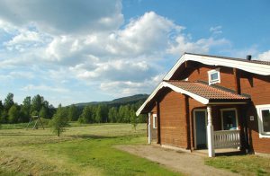 Ved foden af bjerget ned til Klarälvens strand ligger dette vildmarkshus i udkanten af Branäs hytteby. Lige ved huset er der store grønne områder til leg og spil. Der er f.eks. tennisbane og gyng ...