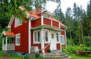  Hyggelig sommerhytte. Stor, herlig grund med megen plads til børnenes leg og boldspil. Kun 250 m fra Vänerns strand, hvor båden ligger. ...