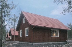 Hyggelig hytte nær S45128 og S45129. Her bor I ved skovbrynet med panoramaudsigt over Vänern. Åben planløsning og flot indretning. Gode bær- og svampemarkeder. ...