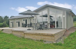 Et særdeles, dejligt feriehus med panoramaudsigt over enge og Gårviken i søen Foxen. 75 m til stranden, hvor båden ligger klar til udflugter i det store søsystem. Huset har store lysindfald og m ...