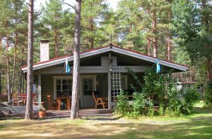 Eksklusivt hus med smagfuld indretning og dejlig beliggenhed ved Hammarøens sydspids, nær naturreservat og fuglestation. Huset ligger i skov 150 m fra bådehavn og badeplads. God fiskemulighed i Và ...