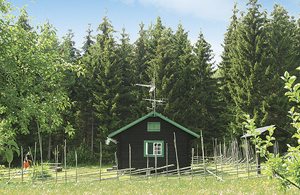  Meget flot hus, der ligger åbent med udsigt over den fiskerige sø Lakensjön. Gode bær-/svampeomr. Vildtrigt område. S45120 700 m. ...