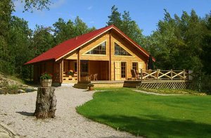 Skønt og rustikt træhus med et godt lysindfald og en dejlig åben planløsning. Huset er godt indrettet og udstyret med komfortable møbler. En overdækket, vestvendt terrasse med udsigt mod Gårds ...