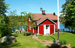  Feriehus med overdækket, sydvest-terrasse afsides beliggende med pragtfuld søudsigt. Aktiviteter i omr. ...