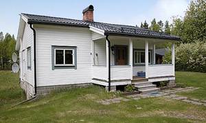  Helrenoveret feriehus i bondestil nær Klarälven. Udsigt over elv, skov, bjerg. I kan fiske, bl.a. efter stalling og ørred. Privat beliggenhed. ...