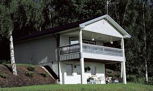 Pænt indrettet hus i souterrainstil med herlig udsigt mod søen. 150 m til bade- og fiskesø med egen kyststrækning. Ikke-ryger hus. ...