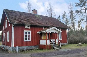  Dette rummelige, enkle hus er den ideelle feriebolig for fiske- og friluftsfans. Beliggende