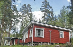  Hyggelig og dejlig hytte med en flot udsigt over søen Svan, hvor der er egen bro og båd. Huset er af god standard. Udestue. Granskoven ligger lige ved siden af. Ikke-rygerhus. ...