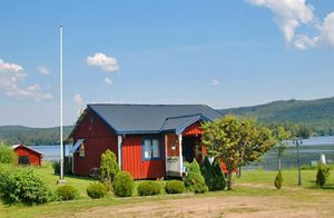 Hyggeligt feriehus kun 10 m fra Lisjön, hvor huset båd ligger. Overdækket terrasse med panoramaudsigt over søen. 30 km til Sunne Skicenter og Vandland. 15 km til Torsby Skitunnel. ...
