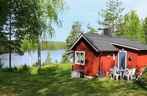 Meget hyggeligt og rummeligt hus med panoramaudsigt til ôstebosjön og Dalsland Kanalen med mange skibe. Et område med mange bær, svampe, elge, ræve og andet vildt. Kano til rådighed. ...