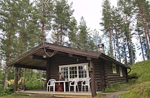 Afsidesliggende hus i vildtrigt vildmarksområde. Godt ædelfiskeri i nær sø. Overdækket terrasse. ...