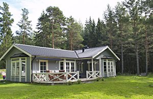  Hyggeligt hus i stille og ugenert område. Gode fiskemuligheder i området, samt bær- og svampeområder. 1 juniorseng kan lånes. Arvika 30 km. ...